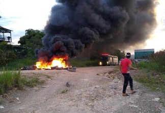 Para impedir a entrada ou saída da população, foram colocados pneus e madeiras, que foram incendiados. (Foto: Divulgação)