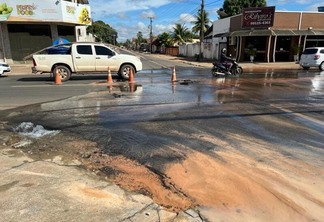 Rompimento ocorreu na adutora de 300 mm localizada na Avenida Ataíde Teive (Foto: Dvulgação/Caer)