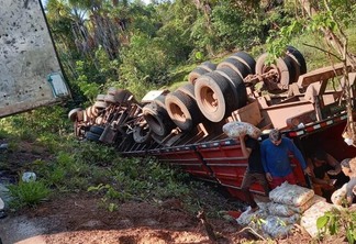 Dono de caminhão diz que veículo tombou por causa das condições da BR-174 (Foto: Divulgação)