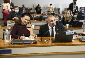 O senador Telmário agradeceu à relatora pelo parecer favorável ao projeto dele (Foto: Gabriel Costa/ASCOM parlamentar)