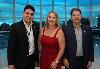 O presidente do Creci Amazonas, Paulo Carvalho, a diretora secretária, Rosmery Malinoyske e o presidente Creci Roraima Reginaldo Lima. (Foto: Nilzete Franco FolhaBV)