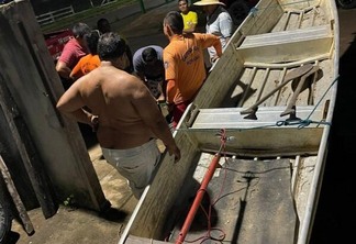 Remoção das famílias é feita com a utilização de embarcação (Foto: Divulgação/Defesa Civil Estadual)