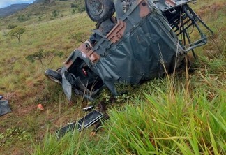 As duas vítimas foram retiradas do veículo e entregues para uma equipe do Exército Brasileiro que compareceu ao local. (Foto: Divulgação)