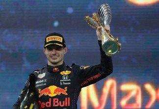 Max Verstappen levanta a taça de campeão mundial da Fórmula 1 (Foto: Kamran Jebreili)