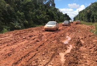 Um dos piores trechos da rodovia federal BR-319, em Manicoré (Foto: Lucas Luckezie/FolhaBV)
