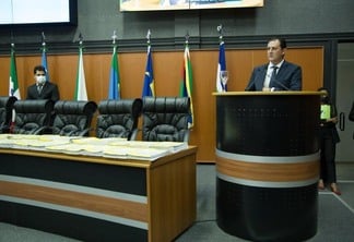 O Coronel Chagas entregou o despacho final da CPI ao presidente da Assembleia na manhã desta terça-feira (Foto: SupCom/ALERR)