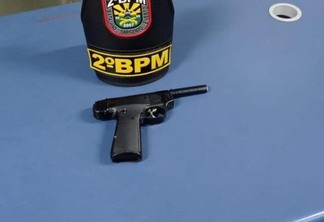 Simulacro de arma de fogo foi apreendido (Foto: Divulgação/polícia)