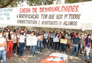 Servidores municipais protestam em frente à Prefeitura de Boa Vista (Foto: Nilzete Franco/FolhaBV)
