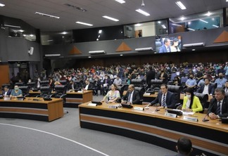 Deputados discutem projetos no plenário da Assembleia Legislativa (Foto: Nonato Sousa/SupCom ALE-RR)
