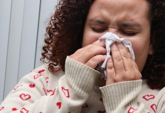 Na covid-19, febre e tosse seca são sintomas comuns. Já cansaço, dores no corpo, mal-estar e dor de garganta podem surgir às vezes (Foto: Nilzete Franco/FolhaBV)