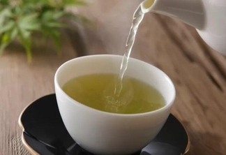 Chá verde estimula o fígado, eliminando as toxinas que o corpo pode estar gerando após a absorção dos alimentos (Foto: iStock)