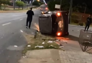 Jeep Renegade ficou caído em uma calçada na Avenida Ville Roy (Foto: Divulgação)