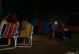 Pais passam a noite em frente à escola Monteiro Lobato (Foto: Nilzete Franco/FolhaBV)