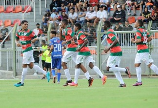 Jogadores da Lusa festejam gol de Marcão contra o São Raimundo (Foto: Dorival Rosa/Portuguesa)