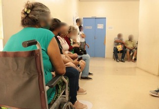 Pacientes aguardam por horas a vez de serem atendidos (Foto: Nilzete Franco/FolhaBV)