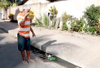 Esgoto deságua na rua e a água suja fica acumulada (Foto: Nilzete Franco/FolhaBV)