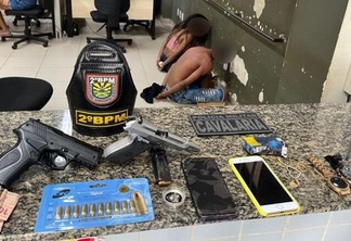 Pistola e munições lacradas foram encontradas em uma gaveta na casa do suspeito (Foto: Divulgação/2ºBPM)