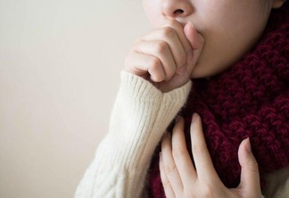 Conforme dado do Zoe COVID, até o fim de dezembro, 57% das pessoas com ômicron relataram dores de garganta.