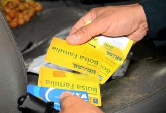 Foram apreendidos cartões do Bolsa Família, cartões de crédito e dinheiro (Foto: Divulgação/PM)