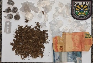 No momento da abordagem, a polícia informou que eles estavam ‘dolando’ a droga, utilizando uma gilete para separar em pequenas trouxinhas. (Foto: Divulgação)