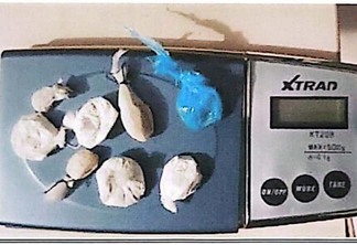 Invólucros de cocaína e pasta base de cocaína e a balança de precisão apreendidas com o suspeito. (Foto: Divulgação)