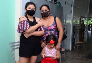 Fabíola e Geovanna Nogueira após a primeira dose, acompanhadas da filha mais nova (Foto: Nilzete Franco/Folha BV)