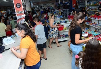 Pais e alunos aproveitaram este sábado, 7, para comprar o material escolar dos filhos. (Foto: Nilzete Franco Folha BV)