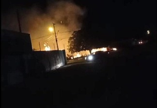 Segundo o Corpo de Bombeiros, não foram registrados danos às residências próximas (Foto: Divulgação/Redes Sociais)