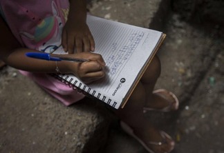 Por lei, as crianças deveriam ter assegurado o direito de aprender a ler e escrever (Foto: Divulgação/Uol)