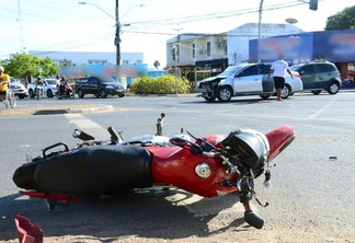 Motociclista levou a pior em acidente com carro (Foto: Nilzete Franco/FolhaBV)