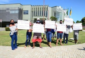 Moradores se reuniram em protesto em frente à Prefeitura de Boa Vista (Foto: Nilzete Franco/FolhaBV)