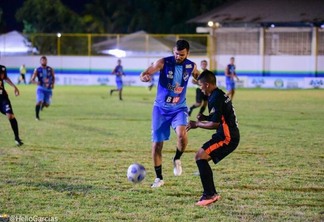 O atacante Raí (de azul) em disputa pela bola no jogo-treino com o Boa Vista (Foto: Hélio Garcias/São Raimundo)