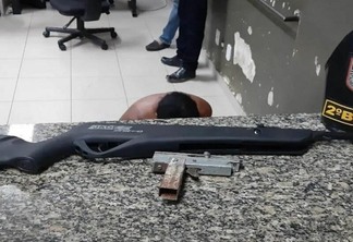 O agressor ameaçava a mulher com uma arma de pressão (Foto: PMRR/Divulgação)