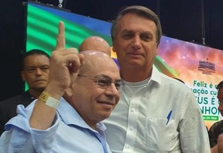 O ex-juiz Helder Girão Barreto ao lado do presidente Jair Bolsonaro em evento na Assembleia de Deus em 2021 (Foto: Arquivo pessoal)
