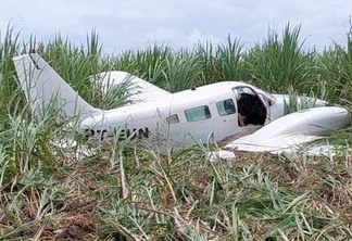 Ao perceber a aproximação das aeronaves, o avião com a carga de drogas realizou pouso forçado em um canavial (Foto: Divulgação)