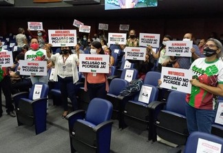 Professores ocupam plenário da Assembleia em defesa de categorias não contempladas em PCCR (Foto: Nilzete Franco/FolhaBV)