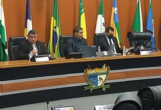 O presidente Soldado Sampaio preside sessão desta quinta-feira (Foto: Nilzete Franco/FolhaBV)