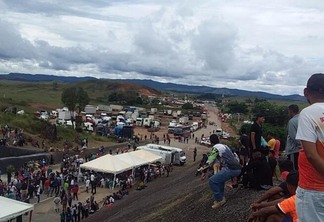 Dezenas de pessoas participaram da cerimônia de abertura da fronteira (Foto: Divulgação)