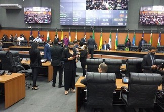Os deputados Jorge Everton e Jeferson Alves solicitaram que a sessão acontecesse somente as 10h , horário determinado pela Justiça e que consta no requerimento de convocação parlamentar (Foto: Nilzete Franco/FolhaBV)