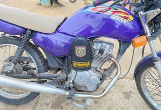 Após consultar a placa da motocicleta no Núcleo de Inteligência do 2° Batalhão da Polícia Militar, foi constatado que o veículo estava registrado como roubado ou furtado (Foto: Divulgação)