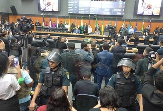 O plenário da Assembleia Legislativa de Roraima durante a votação da cassação de Jalser Renier (Foto: Nilzete franco/FolhaBV)