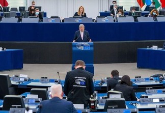 Ao fazerem coro à presidente do Parlamento, os eurodeputados manifestaram apoio ao ingresso da Ucrânia na União Europeia (Foto: Parlamento Europeu)