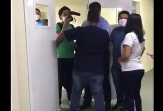 Um vídeo distribuído em redes sociais mostra o momento em que ele entra na unidade (Foto: Reprodução)
