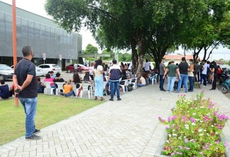 Greve dos cuidadores municipais em frente à Prefeitura de Boa Vista nessa terça (Foto: Nilzete Franco/FolhaBV)