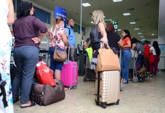 Passageiros formaram longa fila no guichê da companhia (Foto: Nilzete Franco/FolhaBV)