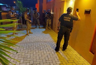 De acordo com a PF, mais de 60 policiais federais cumprem 11 mandados de busca e apreensão nas cidades de Boa Vista e Alto Alegre (Foto: PFRR)
