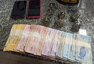 Policiais ainda apreenderam oito trouxinhas e R$ 214 (Foto: Divulgação)