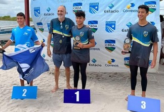 Joan Penaloza, vencedor da prova, ao lado de Silvio Monteiro, pai do atleta que dá nome à competição (Foto: Divulgação)