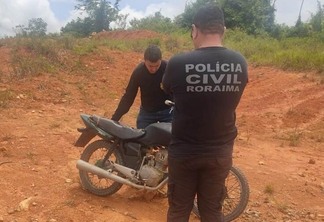 As duas motocicletas foram apreendidas e encaminhadas para Delegacia Regional de Pacaraima (Foto: Polícia Civil)