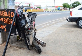 Por pouco, motociclista escapou de algo pior no episódio (Foto: Nilzete Franco/FolhaBV)